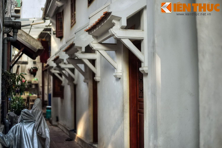 Cạnh chính điện có lối đi hẹp và một khu nhà dùng làm nơi ăn nghỉ, tiếp khách và các hoạt động khác của nhà chùa.