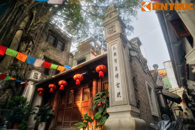 Chính điện kết cấu hình chữ tam (≡) với ba gian thờ liền kề nhau từ trước ra sau.