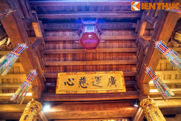 So với một số đền chùa khác trong khu phố cổ, bộ khung gỗ của chùa không được chạm trổ cầu kỳ bằng.