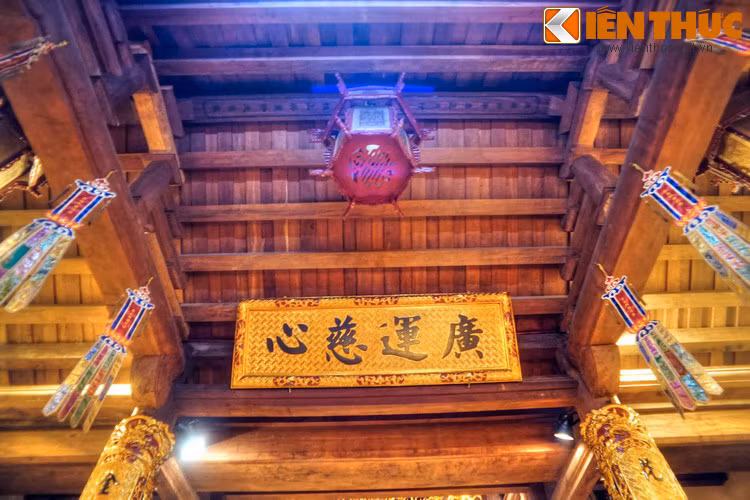 So với một số đền chùa khác trong khu phố cổ, bộ khung gỗ của chùa không được chạm trổ cầu kỳ bằng.