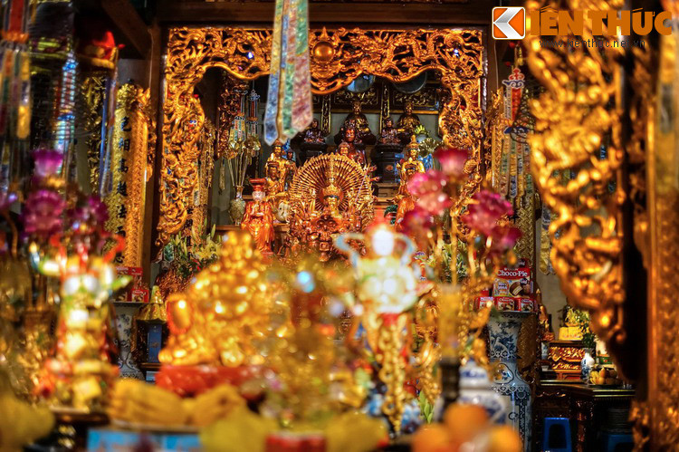 Các cửa võng ở chính giữa điện được chạm trổ tinh xảo và sơn son thếp vàng. Các tượng Phật và tượng các thánh được thờ là những tác phẩm nghệ thuật điêu khắc có giá trị.