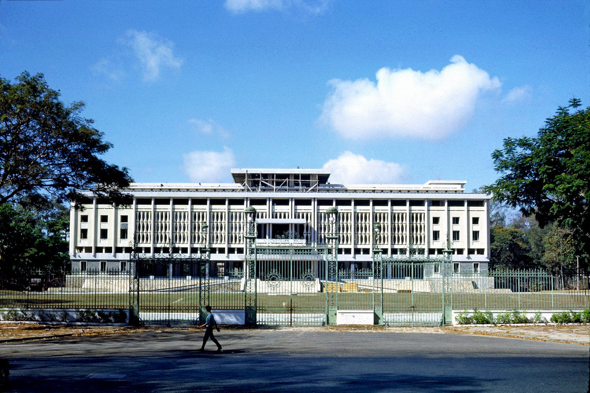 Dinh Độc Lập (mới) đang được hoàn thiện sau khi Dinh cũ bị phá sập năm 1962.