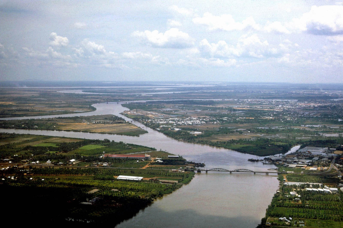Sông Sài Gòn nhìn từ máy bay, đoạn gần bán đảo Thanh Đa với cầu Bình Lợi bắc qua sông.