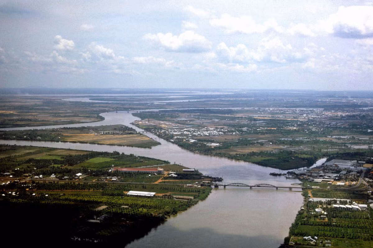 Sông Sài Gòn nhìn từ máy bay, đoạn gần bán đảo Thanh Đa với cầu Bình Lợi bắc qua sông.