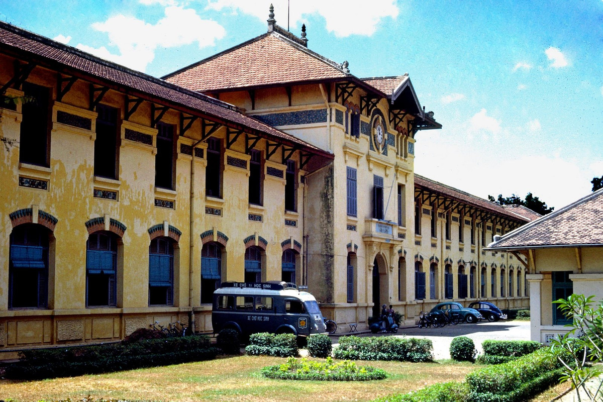 Trường Nữ Trung học Gia Long (nay là trường THPT Nguyễn Thị Minh Khai), một ngôi trường được xây từ thời Pháp thuộc.