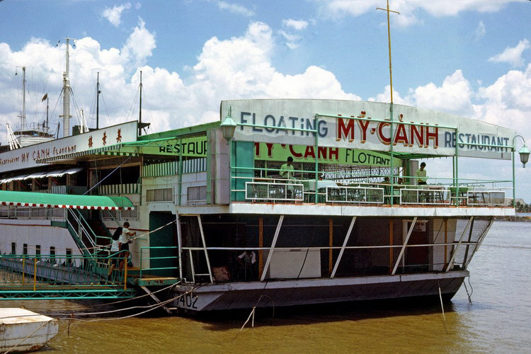 Nhà hàng nổi Mỹ Cảnh trên sông Sài Gòn, địa chỉ ẩm thực hàng đầu của các quân nhân Mỹ ở Sài Gòn.
