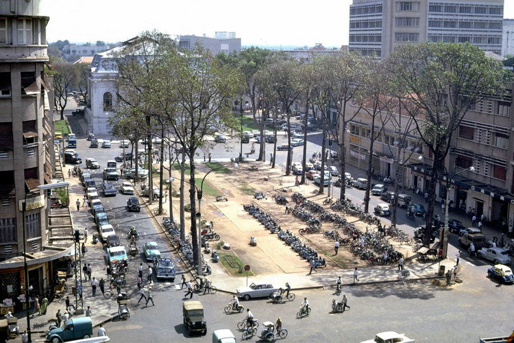 Từ khách sạn Rex nhìn về công trường Lam Sơn.