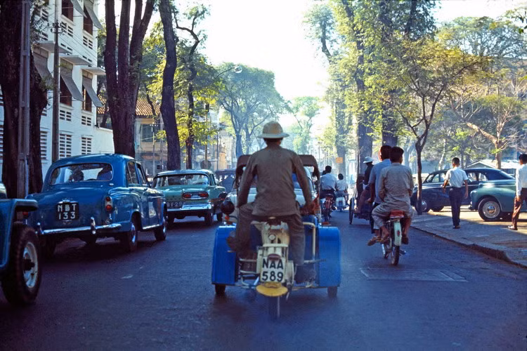 Xích lô máy trên đường Công Lý (nay là đường Đồng Khởi).