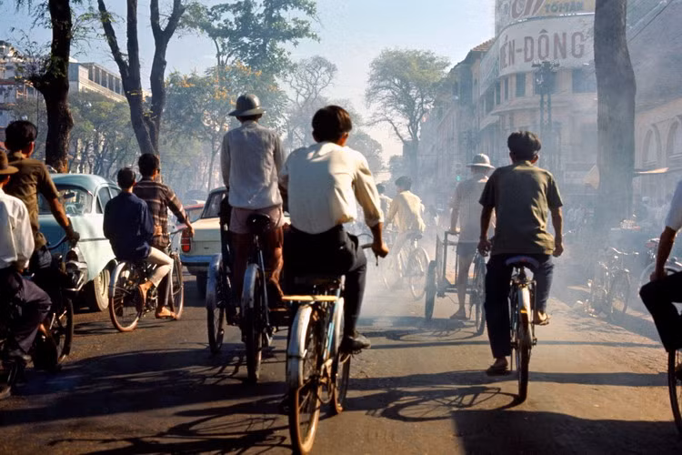 Người dân đạp xe trên đại lộ Lê Lợi.