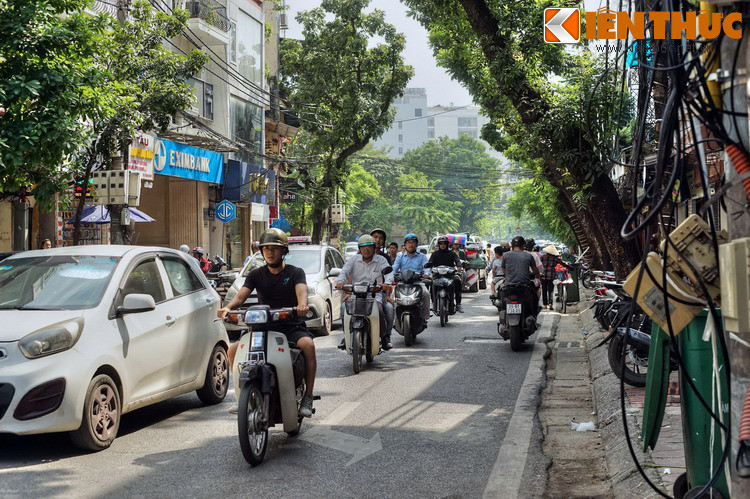 Xưa kia, phố Cửa Nam là đất thôn Yên Trung thượng, tổng Tiền Nghiêm (sau đổi là Vĩnh Xương) huyện Thọ Xương. Thời thuộc Pháp, phố mang tên là Rue Neyret, từ 1945 chính thức mang tên gọi Cửa Nam.