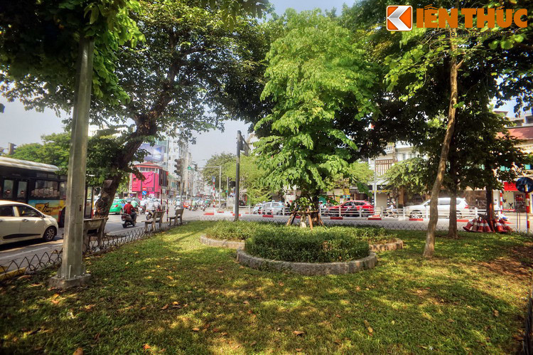 Vườn hoa Cửa Nam hồi ấy mang tên Place Neyret nhưng dân ta vẫn quen gọi là vườn hoa "Bà đầm xoè" vì ở đó từ năm 1896-1945 có đặt một bản sao của tượng Nữ Thần Tự Do cao 285 cm. Tượng bị giật đổ năm 1945, đến năm 1952 thì được nấu chảy để đúc pho tượng Phật chùa Thần Quang ở làng Ngũ Xã.