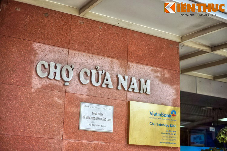 Bước sang thế kỷ 21, chợ Cửa Nam cũ được giải tỏa để nhường chỗ cho một trung tâm thương mại cao tầng. Cái tên Chợ Cửa Nam vẫn được giữ lại để gắn cho công trình mới, nhưng với nhiều người dân Hà Nội, khu chợ dân dã thân thương đã “chết” cùng sự hiện diện của tòa nhà đồ sộ.