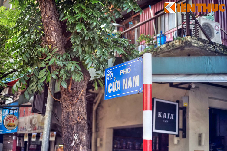 Phố có tên gọi Cửa Nam do nằm gần cửa Đông Nam của thành Thăng Long đời Nguyễn. Vị trí cửa thành này nay là ngã tư đường Trần Phú - Tôn Thất Thiệp.