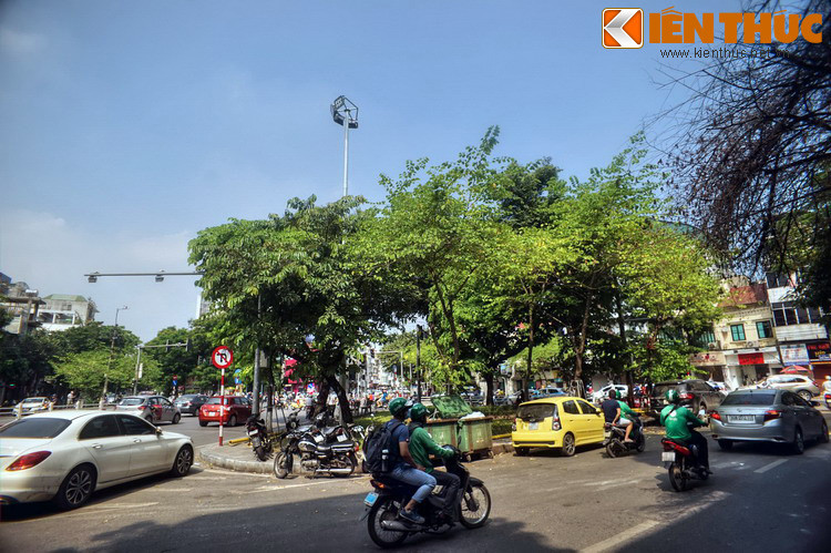 Ngày 22/12/1894, một đám cháy lớn đã thiêu trụi 50 căn nhà tranh ở quanh khu Quảng Văn Đình. Sau đó, chính quyền thuộc địa đã ra lệnh cấm làm lại nhà trên khu đất ấy và đã xây dựng nên quảng trường Neyret – vườn hoa Cửa Nam ngày nay.