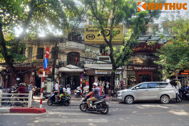 Đây cũng là một khu phố buôn bán rất sầm uất của quận Ba Đình với những mặt hàng nổi bật là đồ điện tử và man-nơ-canh...