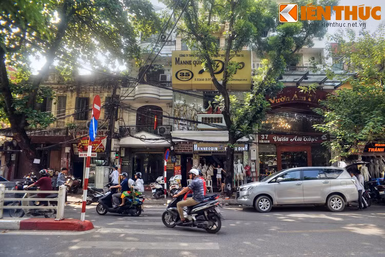 Đây cũng là một khu phố buôn bán rất sầm uất của quận Ba Đình với những mặt hàng nổi bật là đồ điện tử và man-nơ-canh...