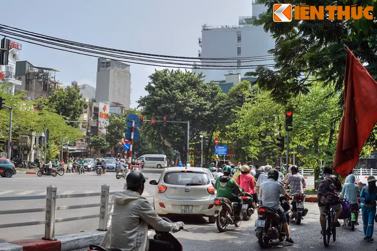 Bên ngoài cửa thành, chỗ vườn hoa Cửa Nam ở đầu phía Đông phố Cửa Nam bây giờ từng có Quảng Văn Đình (sau đổi tên là Quảng Minh Đình) là một tòa nhà lớn để dân chúng có thể tự đến đánh trống báo quan lại ra nhận đơn khiếu kiện hoặc nghe các thông cáo từ triều đình.