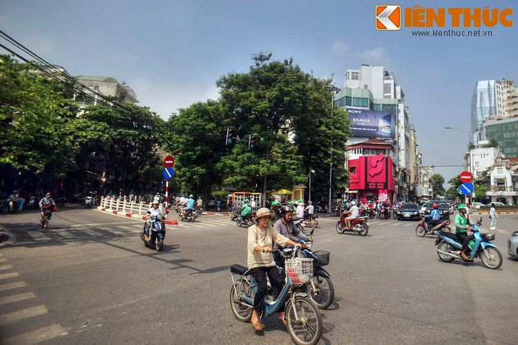 Ngày nay phố Cửa Nam là một tuyến giao thông quan trọng ở của thành phố. Con phố này nối liền ngã sáu chỗ vườn hoa Cửa Nam với ngã năm sát chợ Cửa Nam, rất đông người và xe cộ qua lại cả ngày và đêm.