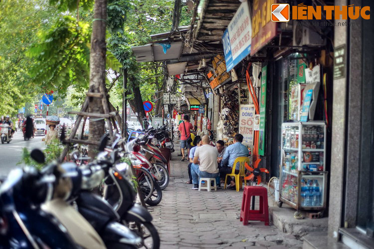 Phố Cửa Nam cũng là nơi ghi dấu sự kiện Hà thành đầu độc năm 1908. Nhà số 20 phố này vốn là hàng Cơm của vợ chồng ông Sáu Tĩnh, trong thời gian đầu năm 1908 từng là nơi hội họp của những người lãnh đạo chủ chốt cuộc đầu độc lính Pháp nổ ra ngày 27/6/1908, làm chấn động cả xứ Đông Dương.