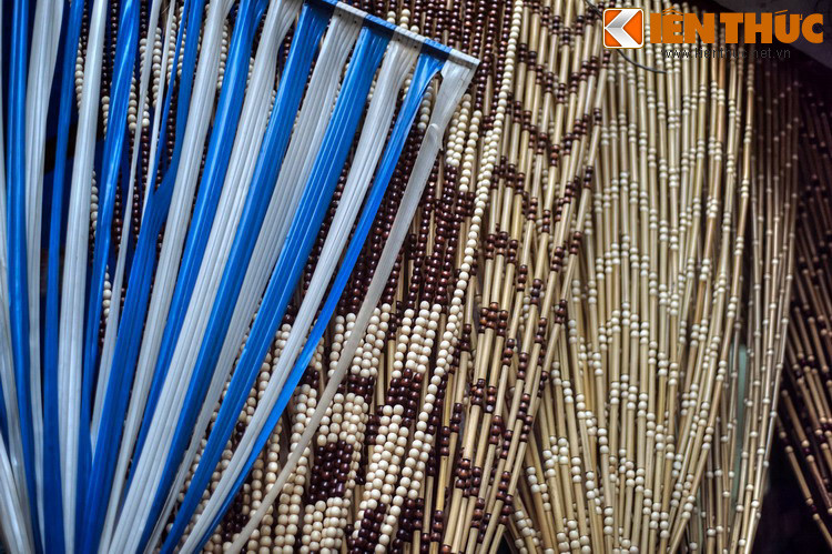 Mặt hàng mành được bán trên phố đa dạng hơn nhiều so với thời xưa. Ngoài loại mành truyền thống bằng nan tre còn có các loại mành bằng nhựa, mành hạt gỗ...