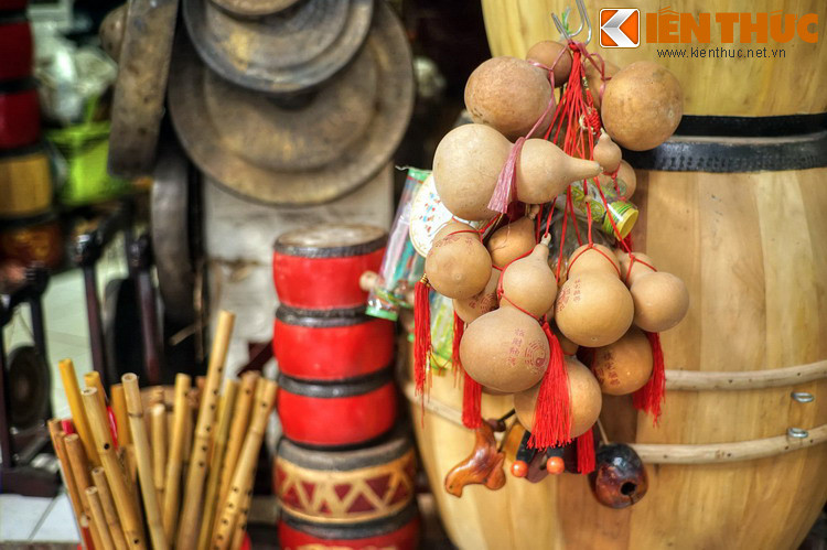 Các loại nhạc cụ được bày bán ở đây rất phong phú về chủng loại, vừa phục vụ nhu cầu học tập, biểu diễn của người dân, vừa là quà lưu niệm được khách phương xa ưa chuộng.
