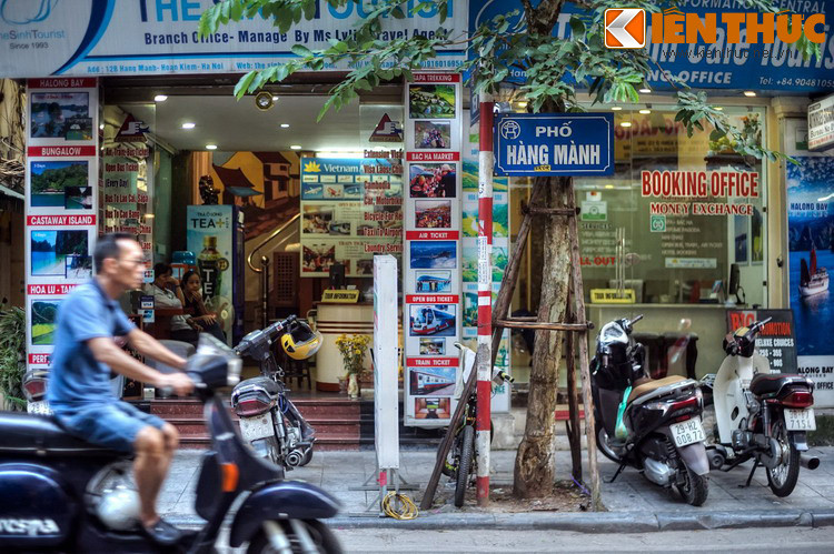 Với sự phát triển của du lịch ở phố cổ, phố Hàng Mành trở thành nơi quy tụ khá nhiều cơ sở lưu trú và các văn phòng du lịch phục vụ như cầu du khách trong và ngoài nước.