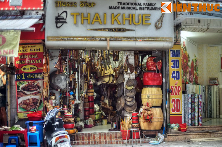 Bên cạnh mặt hàng mành, phố Hàng Mành ngày nay còn được biết đến với các cửa hàng bán nhạc cụ truyền thống.