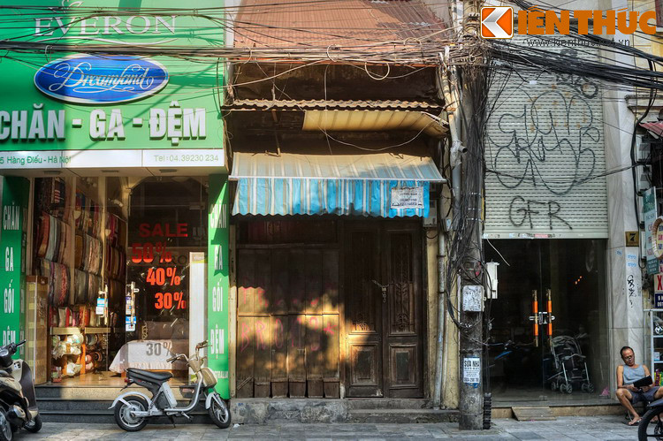 Bên cạnh đó là các nhà bán chăn đệm, bông, mút...