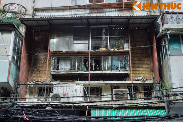 Những ngày đầu của cuộc kháng chiến chống Pháp mùa đông năm 1946, phố Hàng Điếu là tuyến đầu của các cuộc giao tranh ở Hà Nội. Nhiều nhà cửa trên phố thời đó bị phá hủy nặng nề.