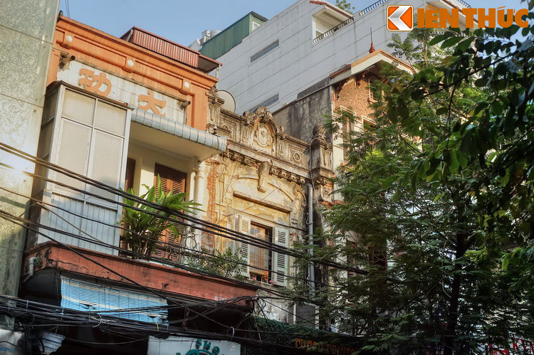 Thời thuộc địa, người Pháp gọi phố là rue des Pipes, nghĩa là phố bán tẩu thuốc (người Pháp không có loại dụng cụ hút thuốc lào tương tự ống điếu của người Việt). Năm 1945 phố lấy lại tên tiếng Việt là Hàng Điếu, các đợt đổi tên phố sau đó vẫn giữ nguyên tên gọi này.