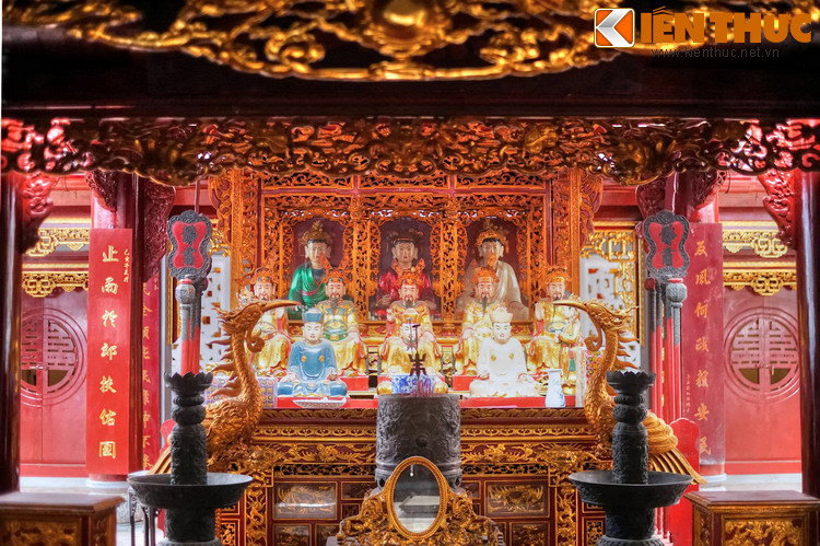 Đền Hỏa Thần thờ “Ngũ hiển hoa quang đại đế”, một ông thần có uy lực trừ được hỏa hoạn theo quan niệm dân gian. Tương truyền trong đền xưa có một quả chuông to, hễ quanh đấy có đám cháy là ông từ thỉnh chuông này lên, vừa để cầu thần phù trợ, vừa để báo động.