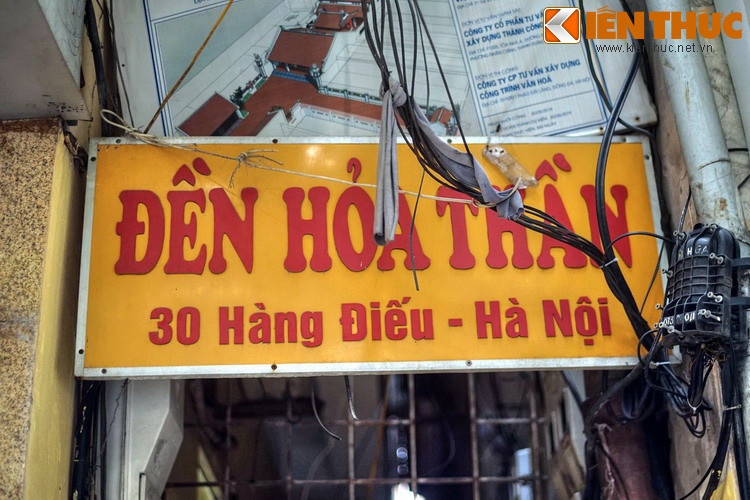 Ở số nhà 30 Hàng Điếu có ngôi đền Hỏa Thần, còn gọi là đền Nhà Hỏa. Đền này dựng từ năm Minh Mạng thứ 19 (tức 1838), ngày nay là một di tích lịch sử quan trọng của Hà Nội.