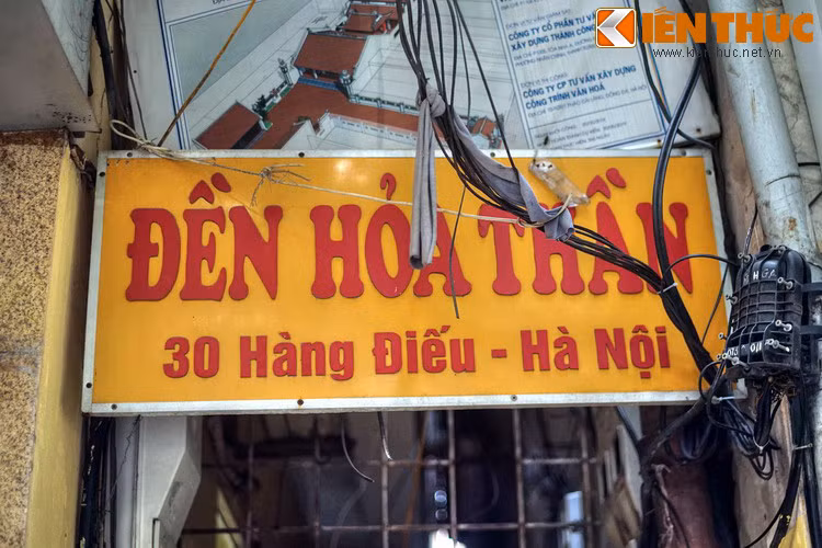 Ở số nhà 30 Hàng Điếu có ngôi đền Hỏa Thần, còn gọi là đền Nhà Hỏa. Đền này dựng từ năm Minh Mạng thứ 19 (tức 1838), ngày nay là một di tích lịch sử quan trọng của Hà Nội.