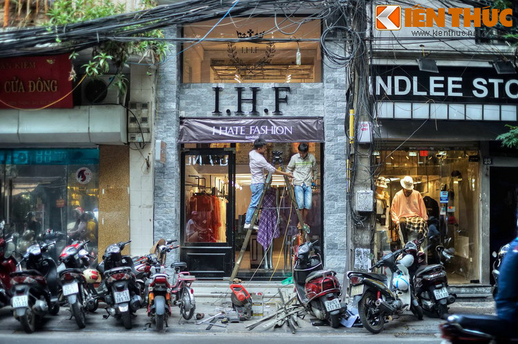 ...Và đồ thời trang.