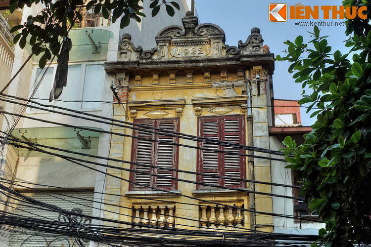 Đến đầu thế kỷ 20, phố Hàng Điếu chỉ còn vài ba nhà kinh doanh điếu và bịt vàng bịt bạc các loại điếu. Ngành nghề này dịch chuyển sang các phố lân cận như Bát Đàn, Bát Sứ. Phố Hàng Điếu khi ấy có nhiều cửa hàng làm và bán đồ da, chủ yếu là các loại giày dép.