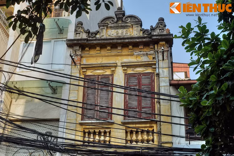 Đến đầu thế kỷ 20, phố Hàng Điếu chỉ còn vài ba nhà kinh doanh điếu và bịt vàng bịt bạc các loại điếu. Ngành nghề này dịch chuyển sang các phố lân cận như Bát Đàn, Bát Sứ. Phố Hàng Điếu khi ấy có nhiều cửa hàng làm và bán đồ da, chủ yếu là các loại giày dép.