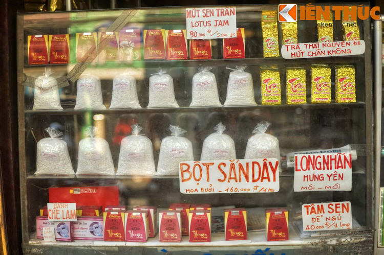 Mặt hàng đặc trưng của phố Hàng Điếu hiện tại là các loại trà ướp sen, ô mai, mứt kẹo, bánh xu xê, mứt sen… phục vụ cưới hỏi.