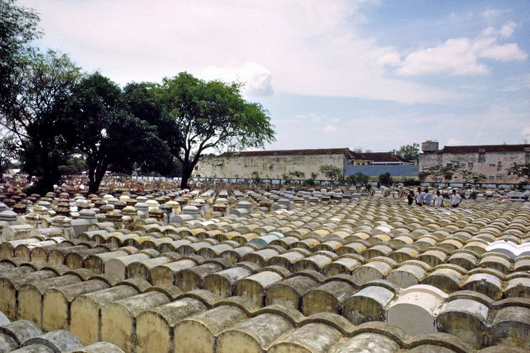Khung cảnh tại một nghĩa trang ở Sài Gòn.