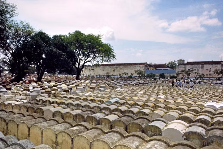 Khung cảnh tại một nghĩa trang ở Sài Gòn.