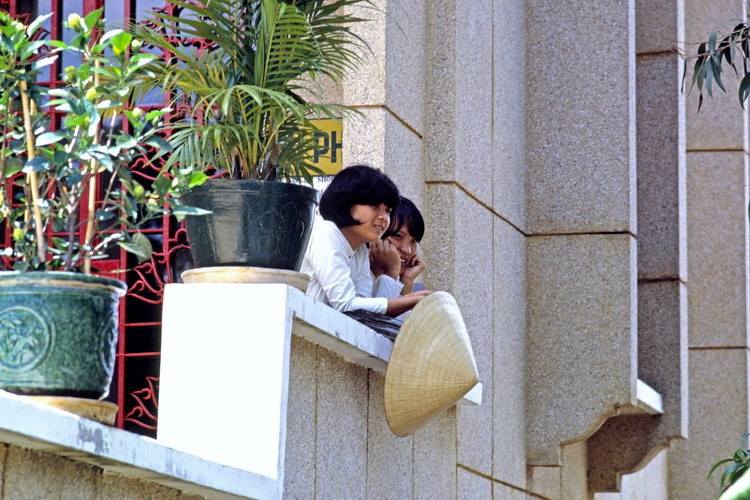 Nữ sinh áo dài trong chùa Xá Lợi.