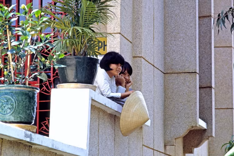 Nữ sinh áo dài trong chùa Xá Lợi.