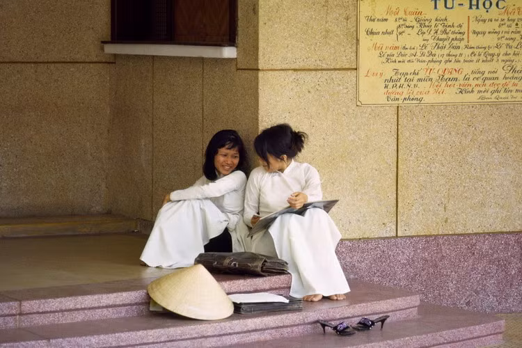 Nữ sinh áo dài trong chùa Xá Lợi.