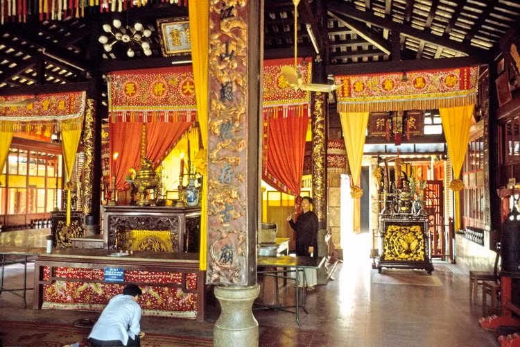 Không gian bên trong miếu, có các điện thờ Tả quân Lê Văn Duyệt, Thiếu phó Lê Chất và Kinh lược Phan Thanh Giản.