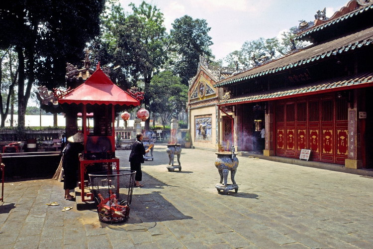 Người dân thắp hương và khấn vái trước Thượng công linh miếu, đền thờ Tả quân Lê Văn Duyệt.