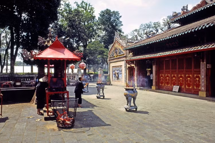 Người dân thắp hương và khấn vái trước Thượng công linh miếu, đền thờ Tả quân Lê Văn Duyệt.