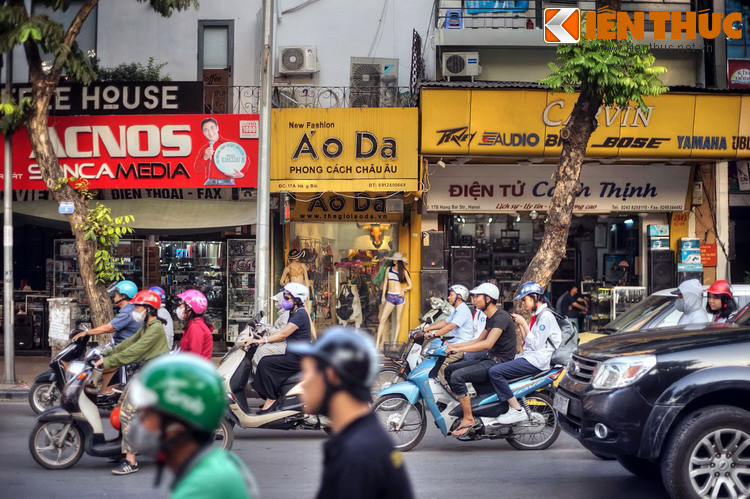 Ngày nay, phố Hàng Bài là một tuyến phố quan trọng của Hà Nội. Dọc con phố này có rất nhiều cửa hàng thời trang, đồ điện tử, quán cà phê, nhà hàng...