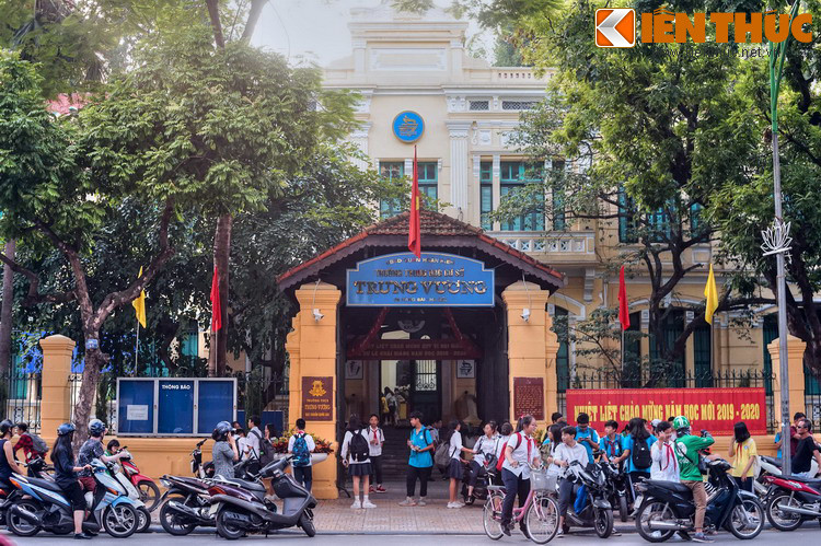 Một di tích đáng chú ý khác trên phố Hàng Bài là trường Đồng Khánh, trường trung học dành riêng cho nữ sinh người Việt duy nhất của Hà Nội và toàn xứ Bắc Kỳ cuối thế kỷ 19, đầu thế kỷ 20, nay là trường THCS Trưng Vương (26 Hàng Bài).