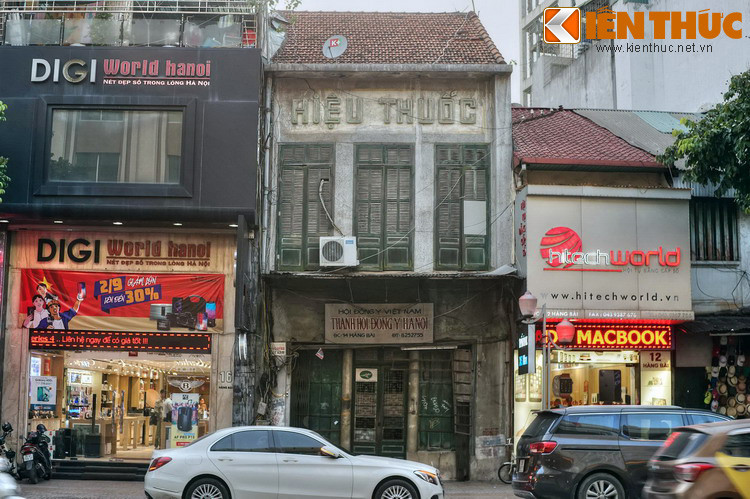 Đối diện với hiệu Gô-đa ngày ấy là một dãy phố mang dáng dấp châu Âu với các hiệu thuốc Tây, cửa hàng thực phẩm, hàng bảo hiểm…