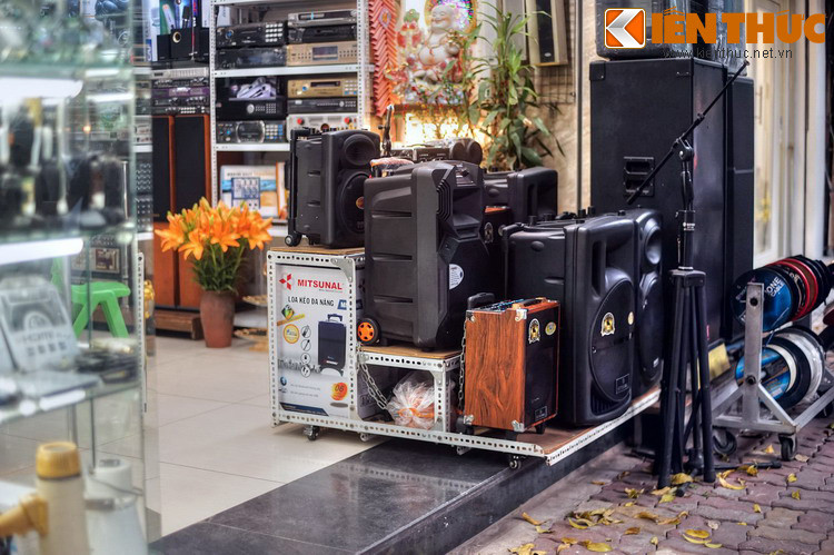 Mặt hàng nổi bật được bày bán trên phố là thiết bị âm thanh, rất đa dạng về chủng loại mẫu mã, phục vụ cho mọi đối tượng từ người bình dân đến giới “đại gia”.