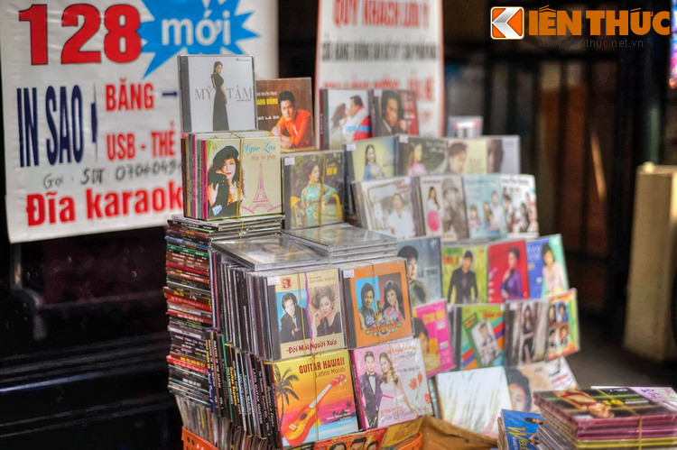 Vào thập niên 1990, đầu 2000, con phố này từng được coi là trung tâm băng đĩa của Hà Nội với sự hiện diện của rất nhiều cửa hàng băng đĩa. Hiện giờ vẫn có thể bắt gặp các quầy bán băng đĩa trên hè phố.